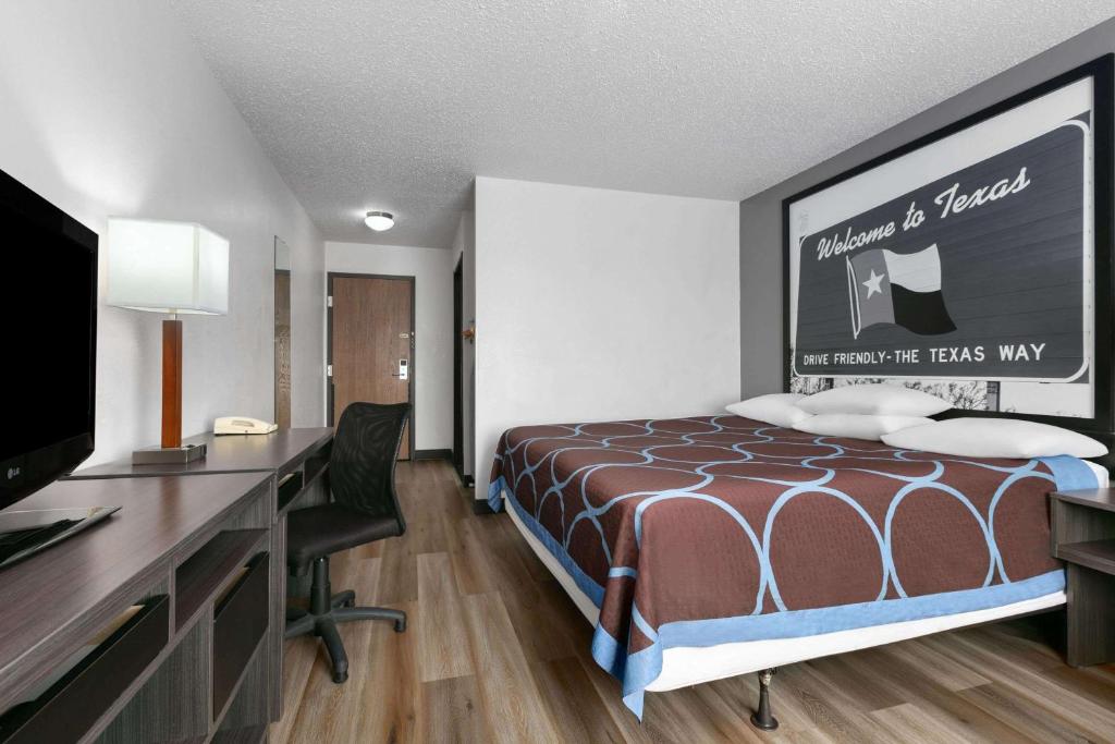 Postel nebo postele na pokoji v ubytování Super 8 by Wyndham Grapevine/DFW Airport Northwest
