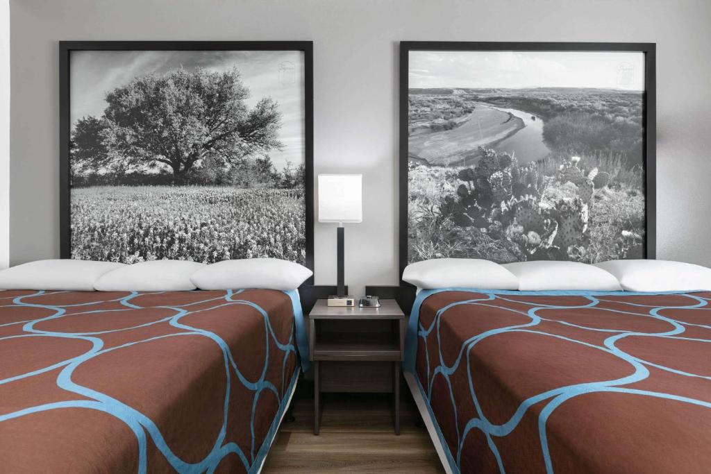 Postel nebo postele na pokoji v ubytování Super 8 by Wyndham Grapevine/DFW Airport Northwest