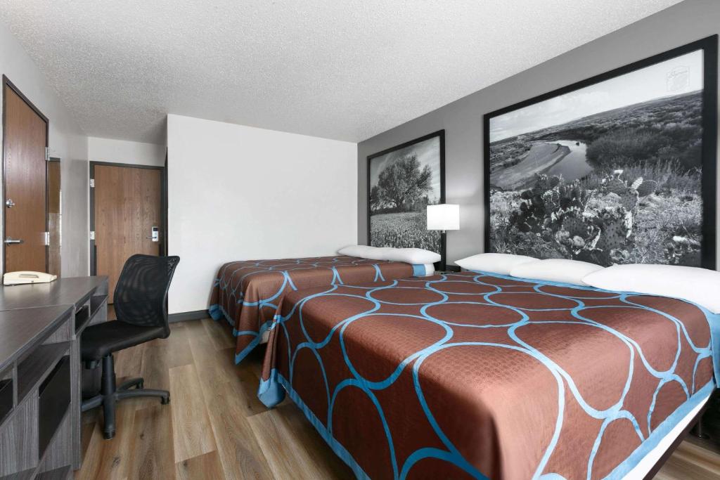 Postel nebo postele na pokoji v ubytování Super 8 by Wyndham Grapevine/DFW Airport Northwest