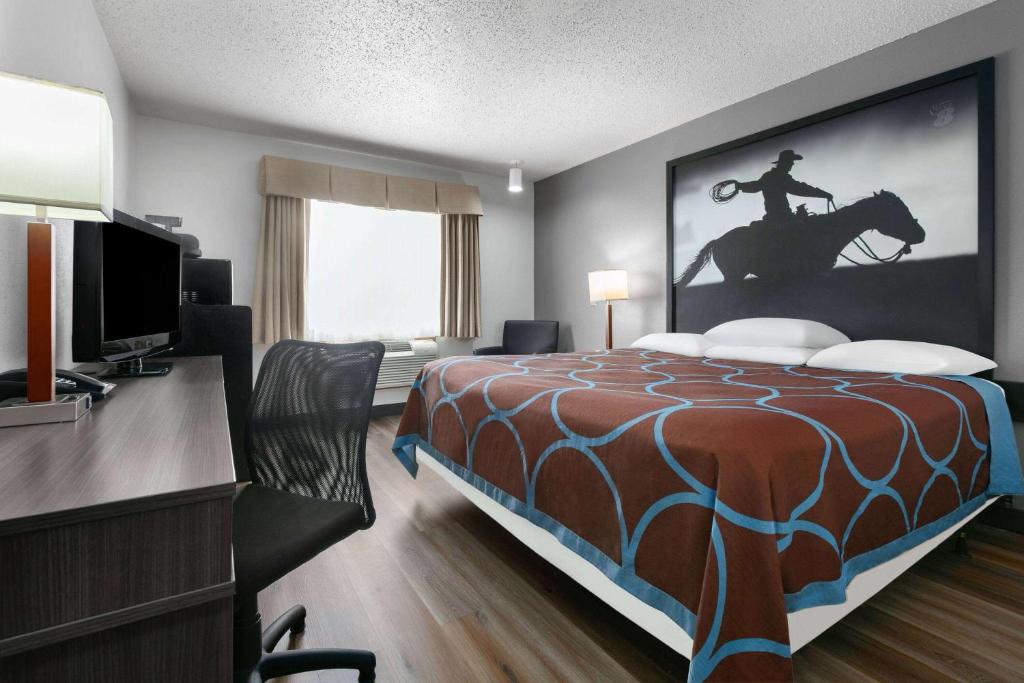 Postel nebo postele na pokoji v ubytování Super 8 by Wyndham Grapevine/DFW Airport Northwest