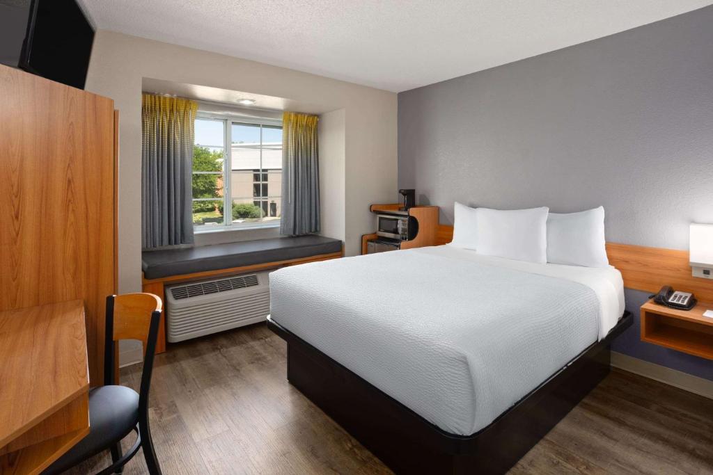 Microtel Inn & Suites by Wyndham Ann Arbor - 