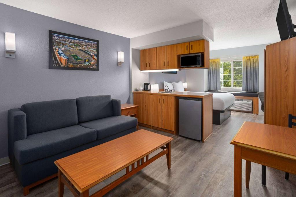 Microtel Inn & Suites by Wyndham Ann Arbor - 