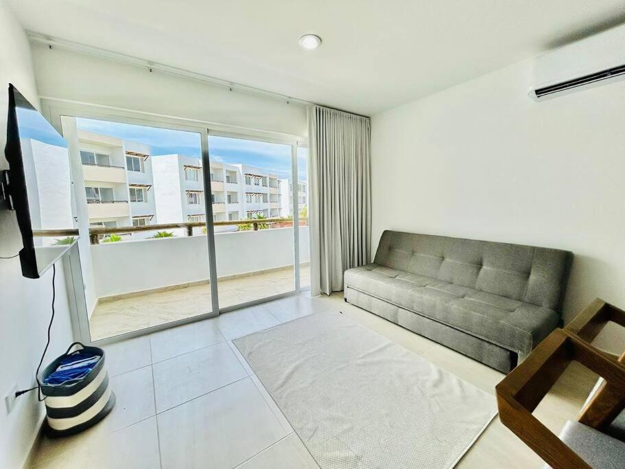 ein Wohnzimmer mit Couch und großem Fenster in der Unterkunft cómodo con alberca cerca de la playa by G P S rentas in Mazatlán