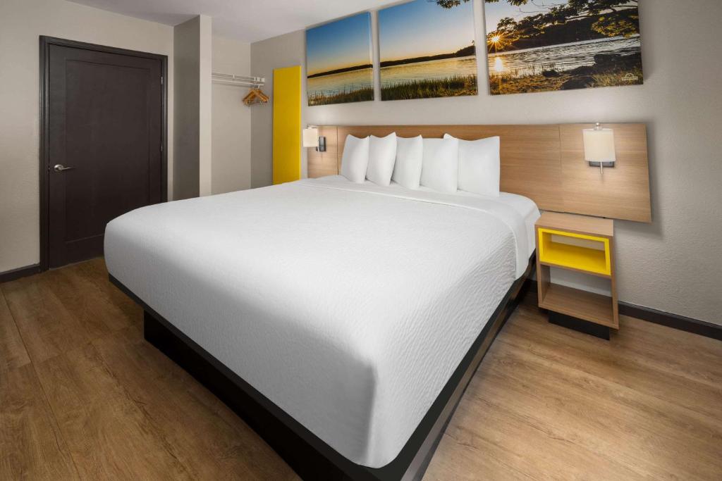 Postel nebo postele na pokoji v ubytování Days Inn by Wyndham Wurtsboro