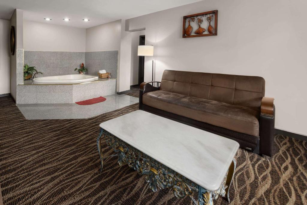 Posezení v ubytování Days Inn by Wyndham Wurtsboro