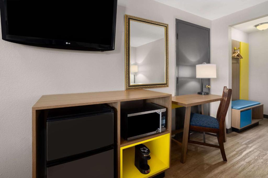 TV a/nebo společenská místnost v ubytování Days Inn by Wyndham Wurtsboro