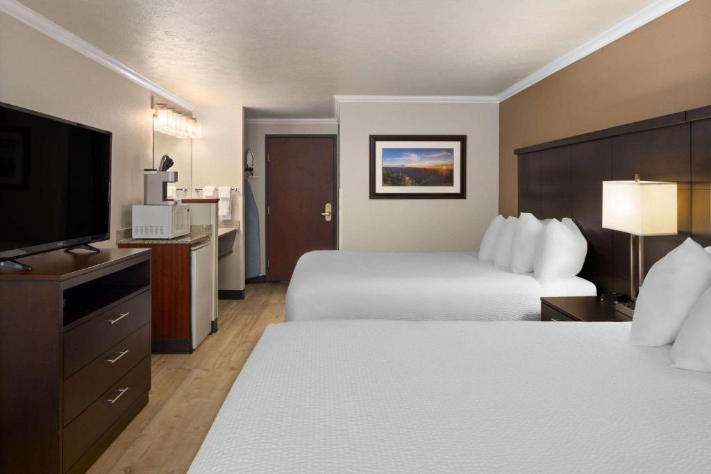 Postel nebo postele na pokoji v ubytování Ramada by Wyndham Moses Lake