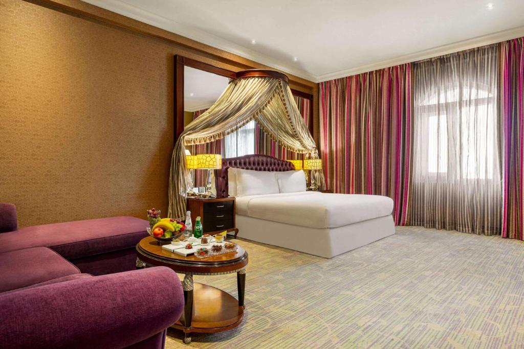 Voodi või voodid majutusasutuse Grand Regency Doha, Trademark Collection by Wyndham toas