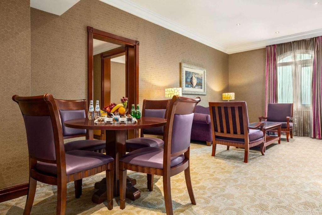 Istumisnurk majutusasutuses Grand Regency Doha, Trademark Collection by Wyndham
