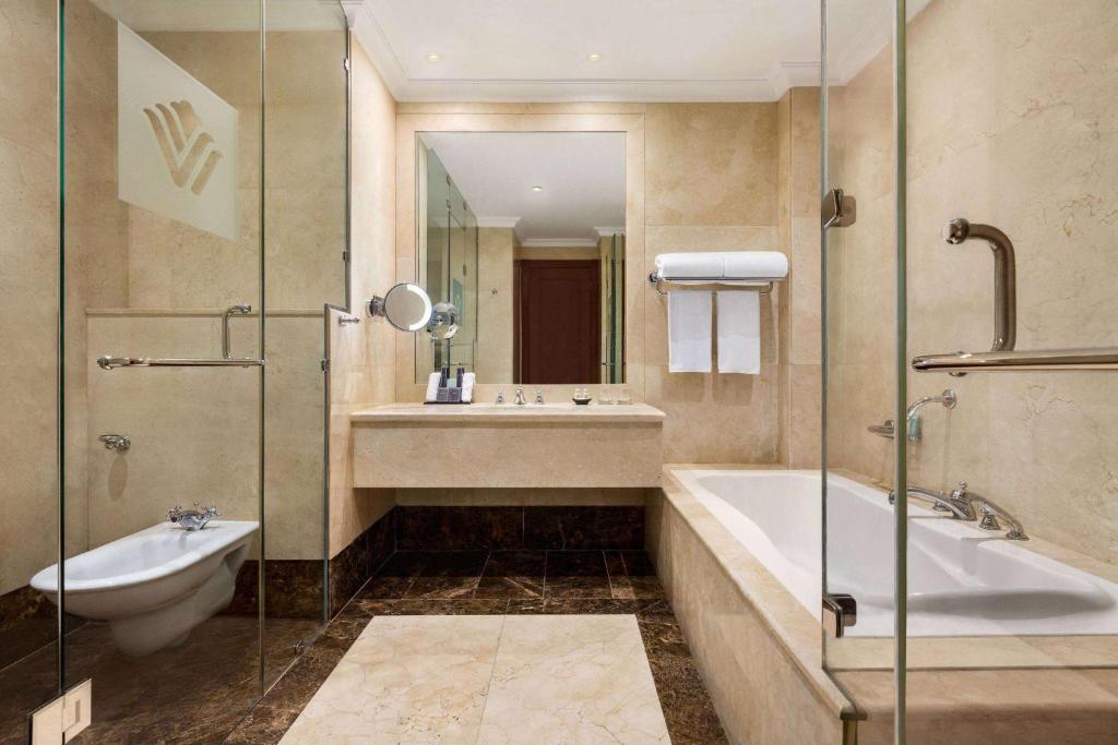 Vannituba majutusasutuses Grand Regency Doha, Trademark Collection by Wyndham