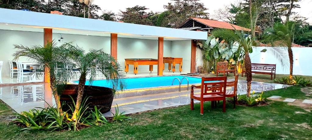 Bazén v ubytování Pousada Lírios do Campo Hidromassagem - Sauna-Ar condicionado - Piscina - salão de jogos - 200 metros da praia Jabaquara Parcelamos 4 x sem juros nebo v jeho okolí
