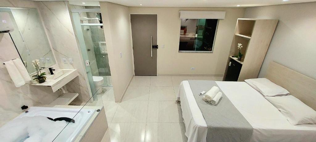 Koupelna v ubytování Pousada Lírios do Campo Hidromassagem - Sauna-Ar condicionado - Piscina - salão de jogos - 200 metros da praia Jabaquara Parcelamos 4 x sem juros
