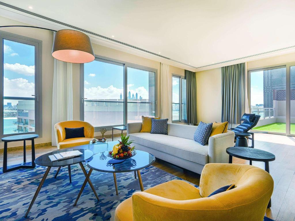 Ein Sitzbereich in der Unterkunft Rixos The Palm Hotel &amp; Suites - Ultra All Inclusive