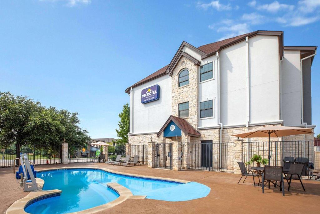 Bazén v ubytování Microtel Inn & Suites by Wyndham Buda Austin South nebo v jeho okolí