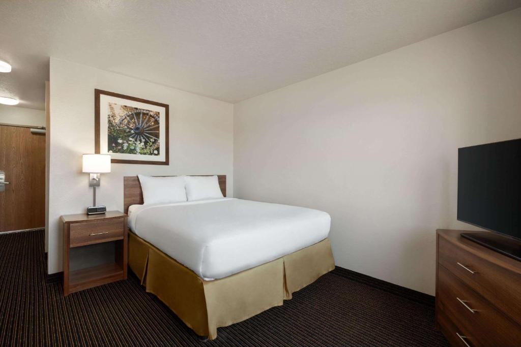 Travelodge by Wyndham Vaughn - Rala Queen Con Bañera - Movilidad Accesible/no Fumar