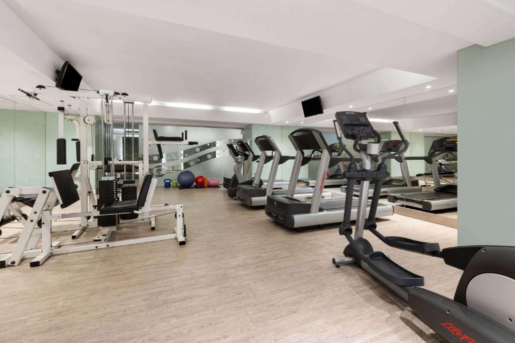 Fitness centrum a/nebo fitness zařízení v ubytování Wyndham Garden Santiago Kennedy