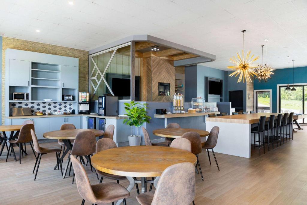Una cocina o cocineta en Travelodge by Wyndham Roberval