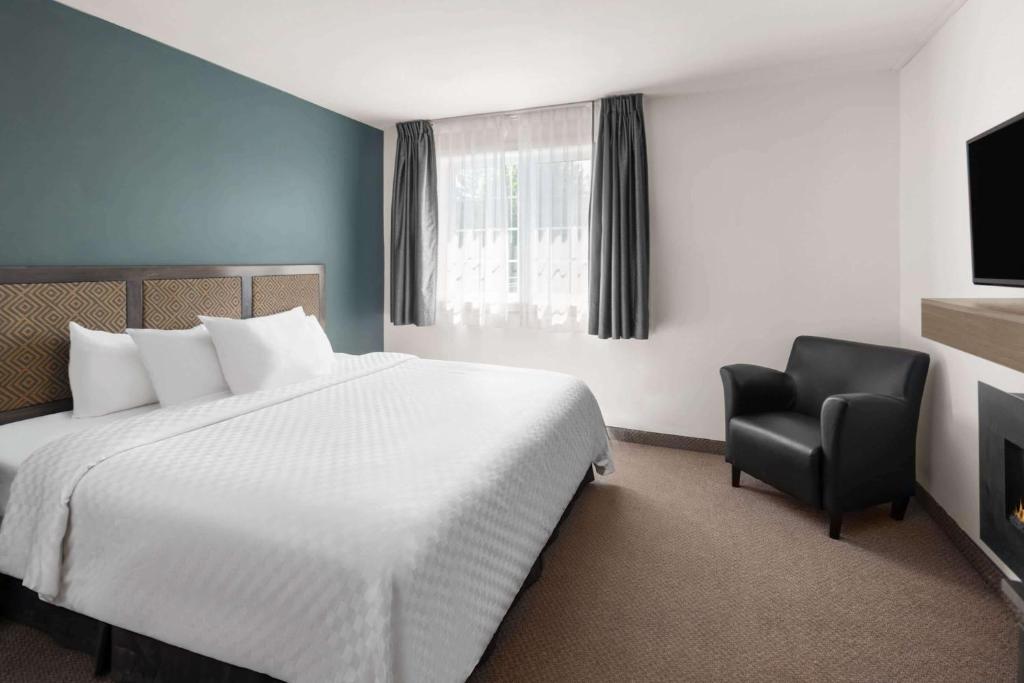 Una cama o camas en una habitación de Travelodge by Wyndham Roberval