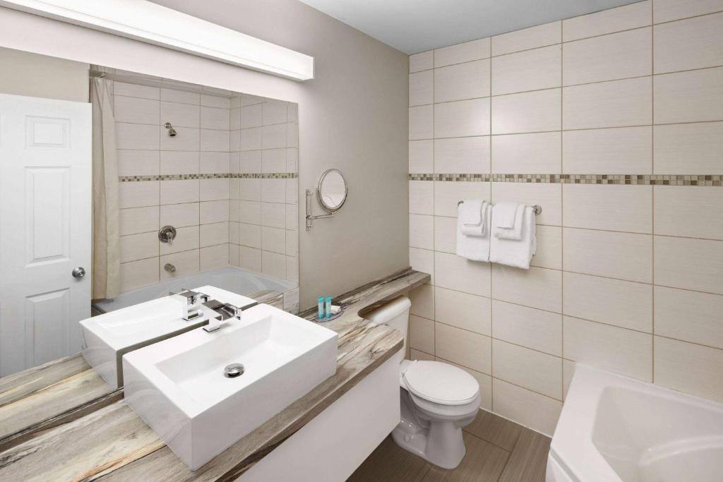 Un baño de Travelodge by Wyndham Roberval
