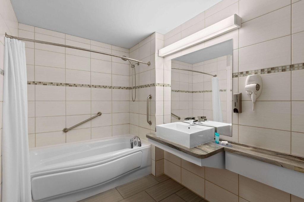 Un baño de Travelodge by Wyndham Roberval