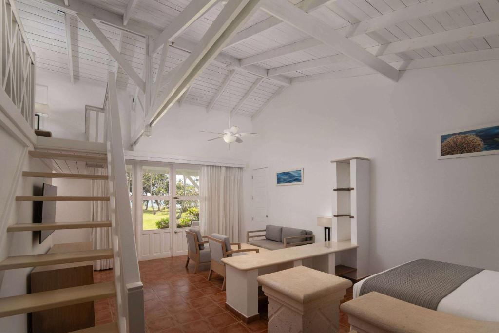 Postel nebo postele na pokoji v ubytování Wyndham Alltra Samana All Inclusive Resort