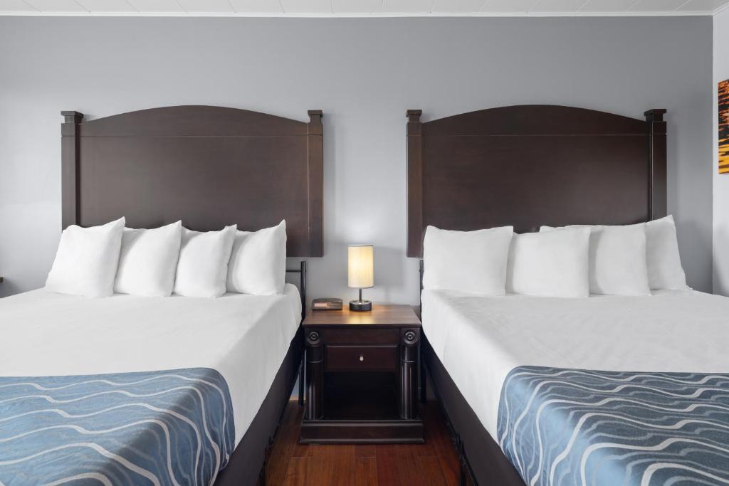 Postel nebo postele na pokoji v ubytování Travelodge by Wyndham Grand Falls