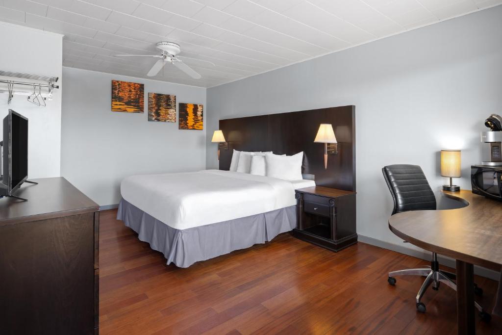 Postel nebo postele na pokoji v ubytování Travelodge by Wyndham Grand Falls