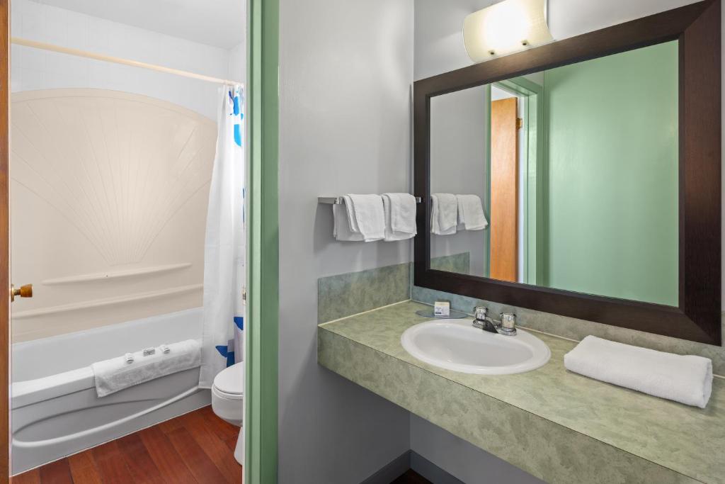Koupelna v ubytování Travelodge by Wyndham Grand Falls