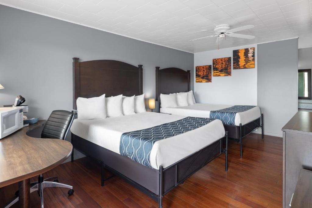 Postel nebo postele na pokoji v ubytování Travelodge by Wyndham Grand Falls