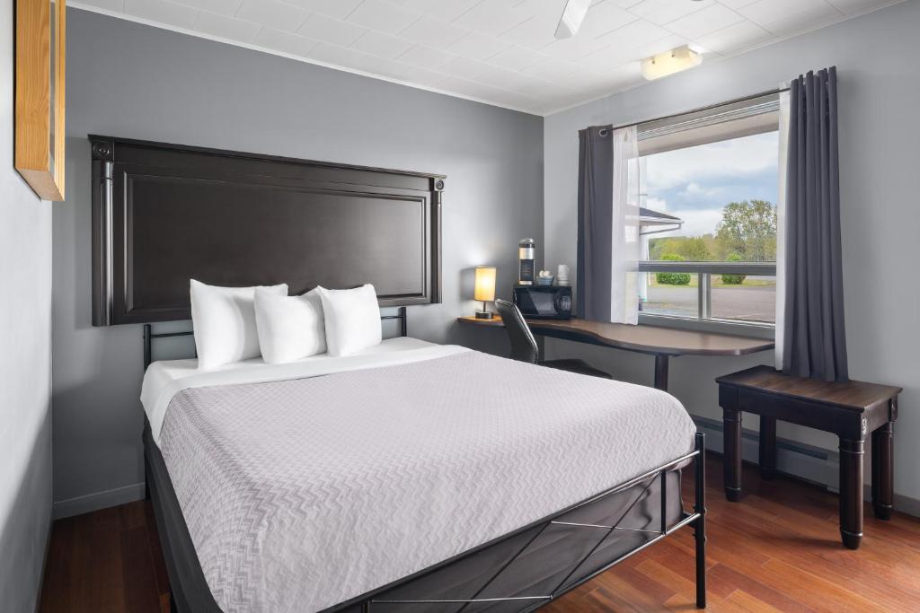 Postel nebo postele na pokoji v ubytování Travelodge by Wyndham Grand Falls