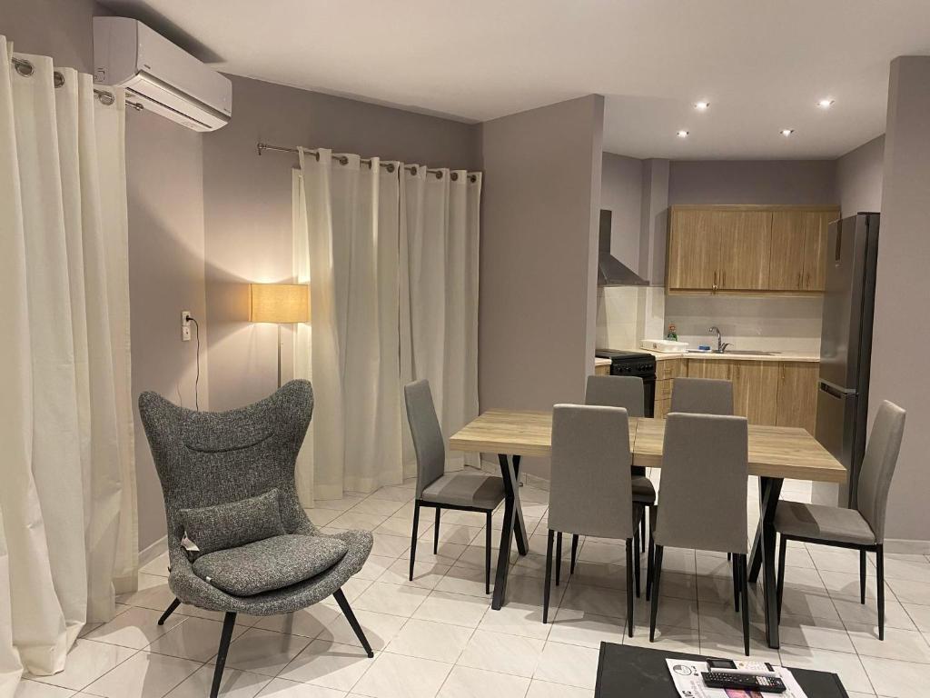 a kitchen and dining room with a table and chairs at Alyzia Apartment in Xylokastro