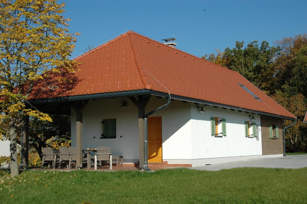 una pequeña casa blanca con techo naranja en Country house Martinova Klet, en Prosenjakovci