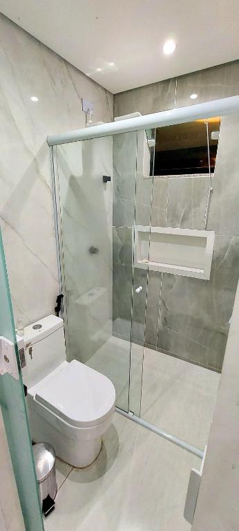 Koupelna v ubytování Pousada Lírios do Campo Hidromassagem - Sauna-Ar condicionado - Piscina - salão de jogos - 200 metros da praia Jabaquara Parcelamos 4 x sem juros