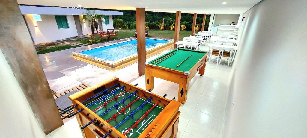 Bazén v ubytování Pousada Lírios do Campo Hidromassagem - Sauna-Ar condicionado - Piscina - salão de jogos - 200 metros da praia Jabaquara Parcelamos 4 x sem juros nebo v jeho okolí