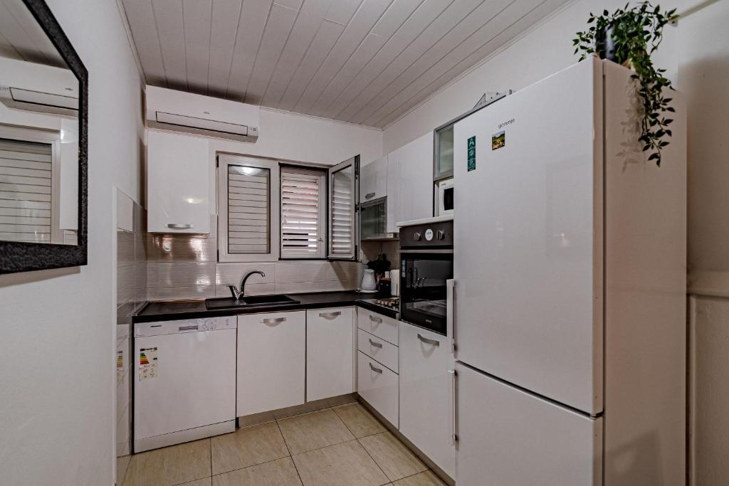 Kuchyň nebo kuchyňský kout v ubytování Seaside house for families with children Cove Stratincica, Korcula - 9265