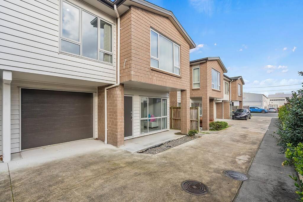 Airport & city at your doorstep! The Central Charm - Resim 1