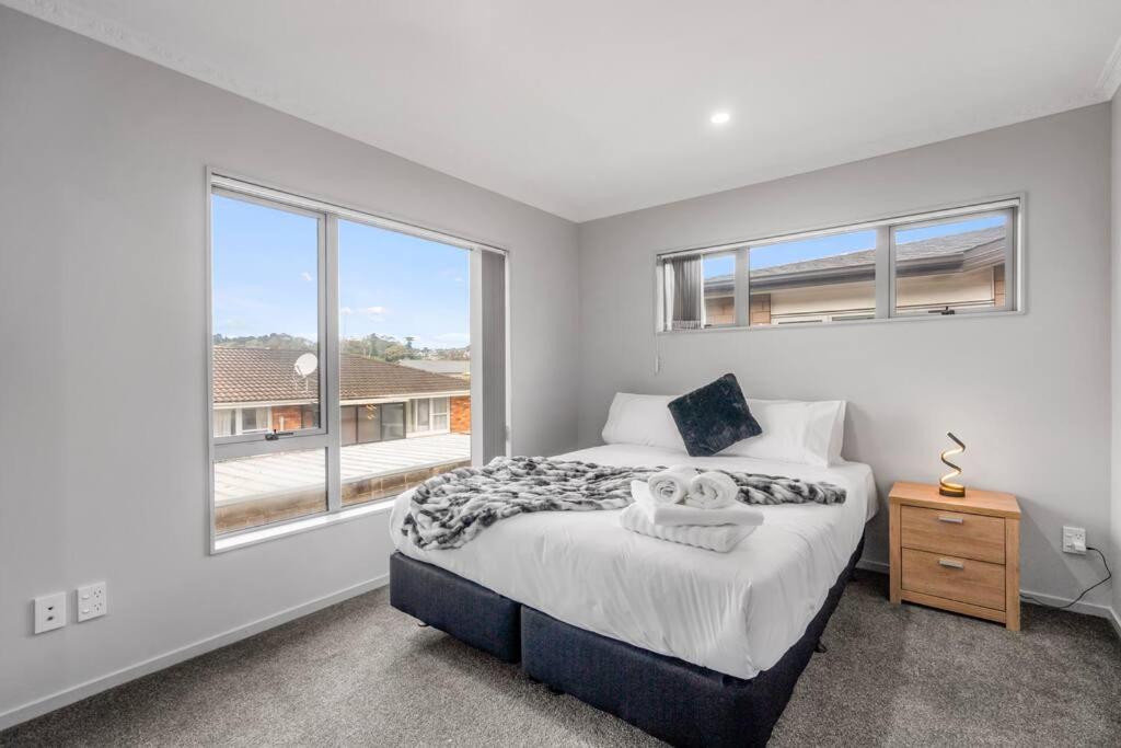 Airport & city at your doorstep! The Central Charm - Resim 7