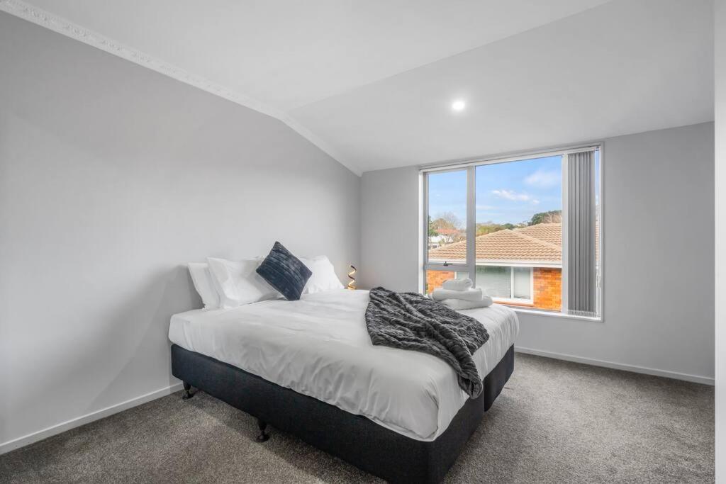 Airport & city at your doorstep! The Central Charm - Resim 9