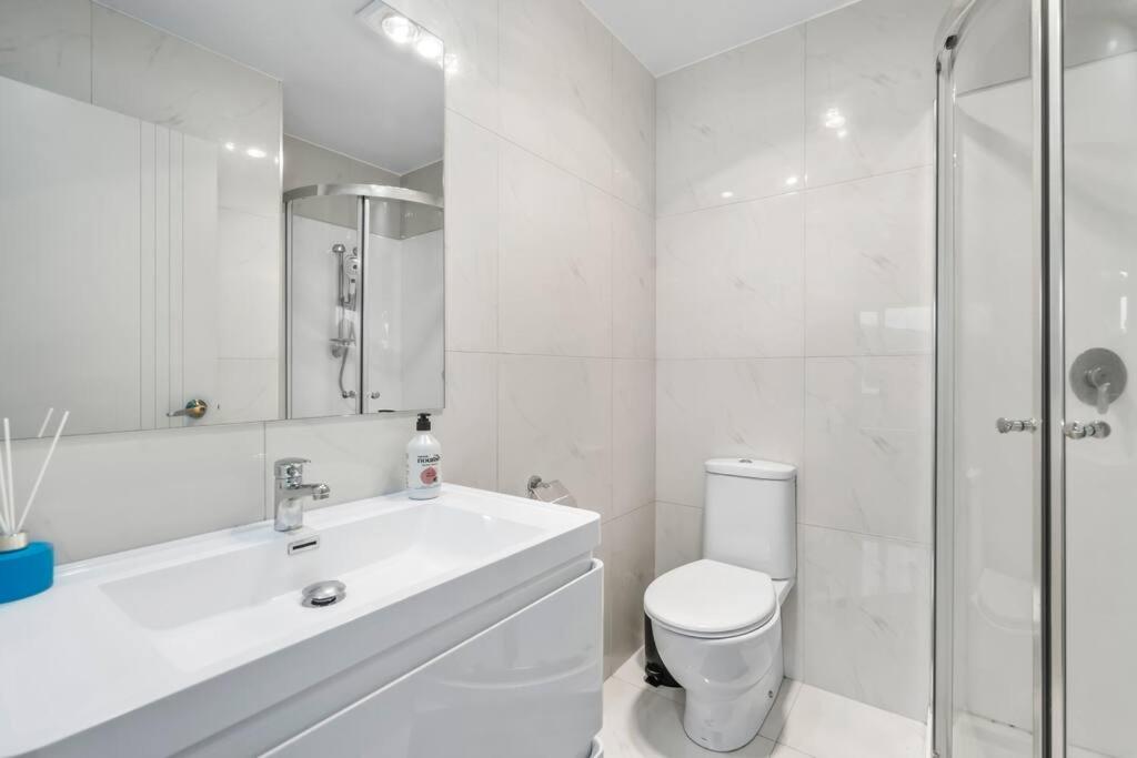 Airport & city at your doorstep! The Central Charm - Resim 8