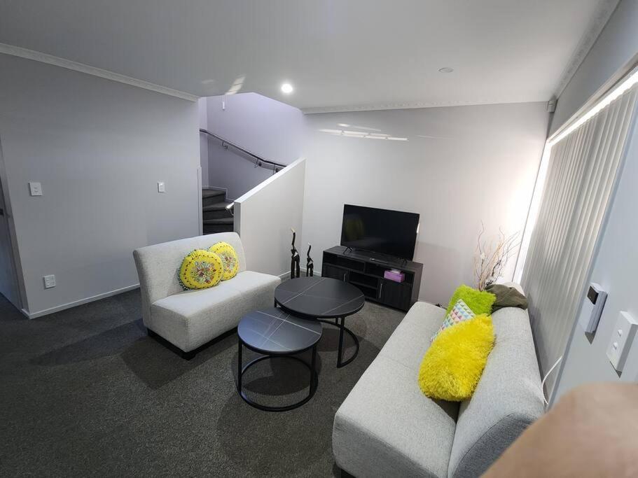 Airport & city at your doorstep! The Central Charm - Resim 10