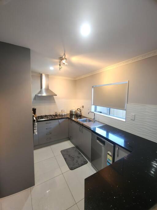 Airport & city at your doorstep! The Central Charm - Resim 11