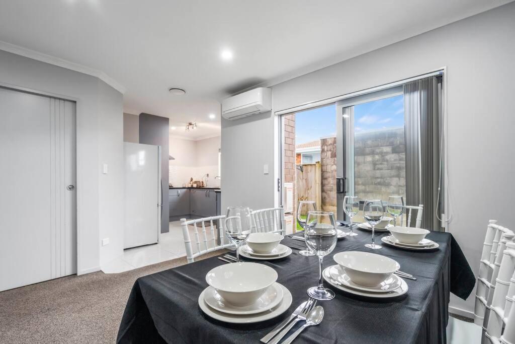 Airport & city at your doorstep! The Central Charm - Resim 4