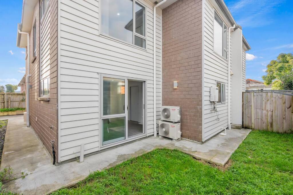 Airport & city at your doorstep! The Central Charm - Resim 6