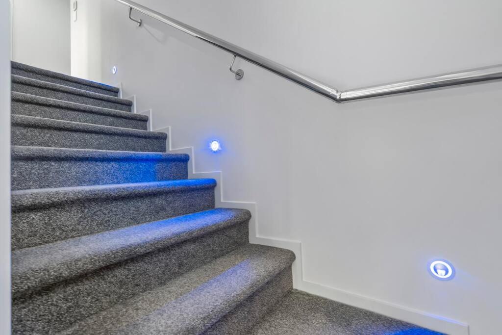 Airport & city at your doorstep! The Central Charm - Resim 14