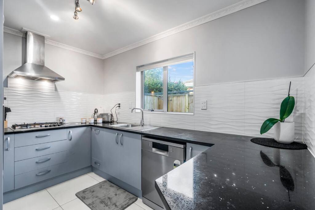 Airport & city at your doorstep! The Central Charm - Resim 15