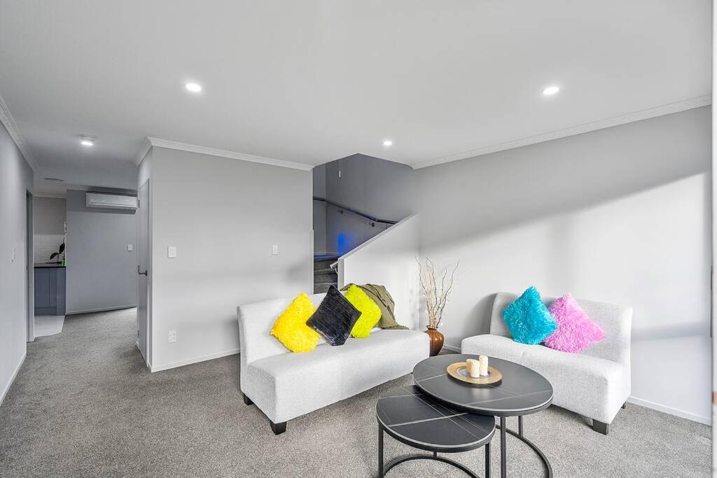 Airport & city at your doorstep! The Central Charm - Resim 17