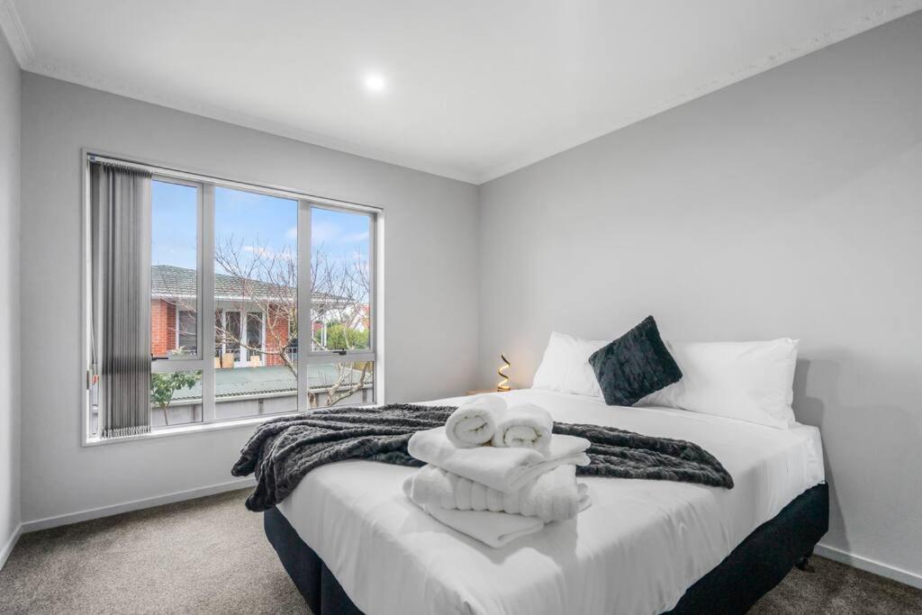 Airport & city at your doorstep! The Central Charm - Resim 18