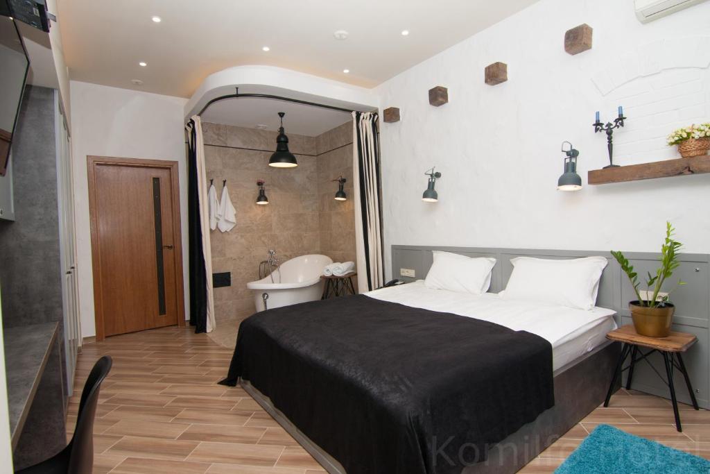 Postel nebo postele na pokoji v ubytování Komilfo Hotel