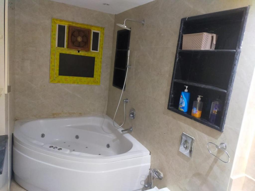 ein Badezimmer mit einer weißen Badewanne und einem Waschbecken in der Unterkunft maadi families flats in Kairo