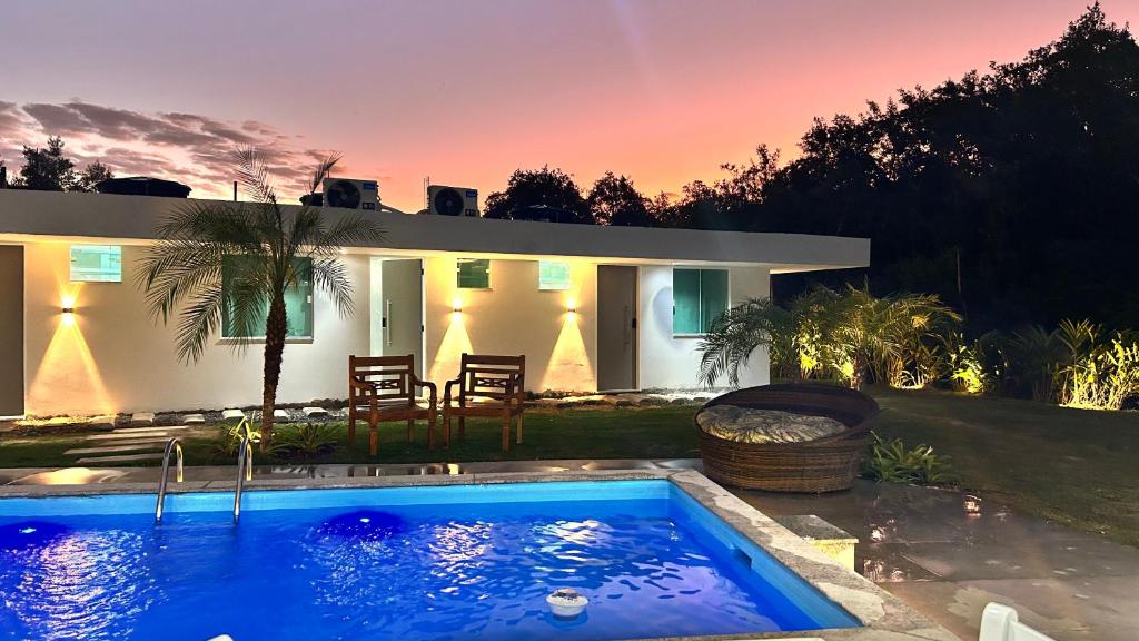 Bazén v ubytování Pousada Lírios do Campo Hidromassagem - Sauna-Ar condicionado - Piscina - salão de jogos - 200 metros da praia Jabaquara Parcelamos 4 x sem juros nebo v jeho okolí